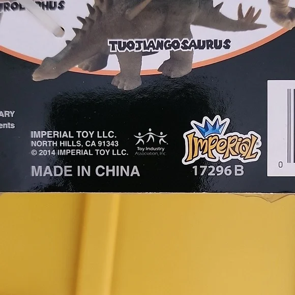 Styracosaurus Dinosaur Toy with Real Skin and Bones - Picture 4 of 5